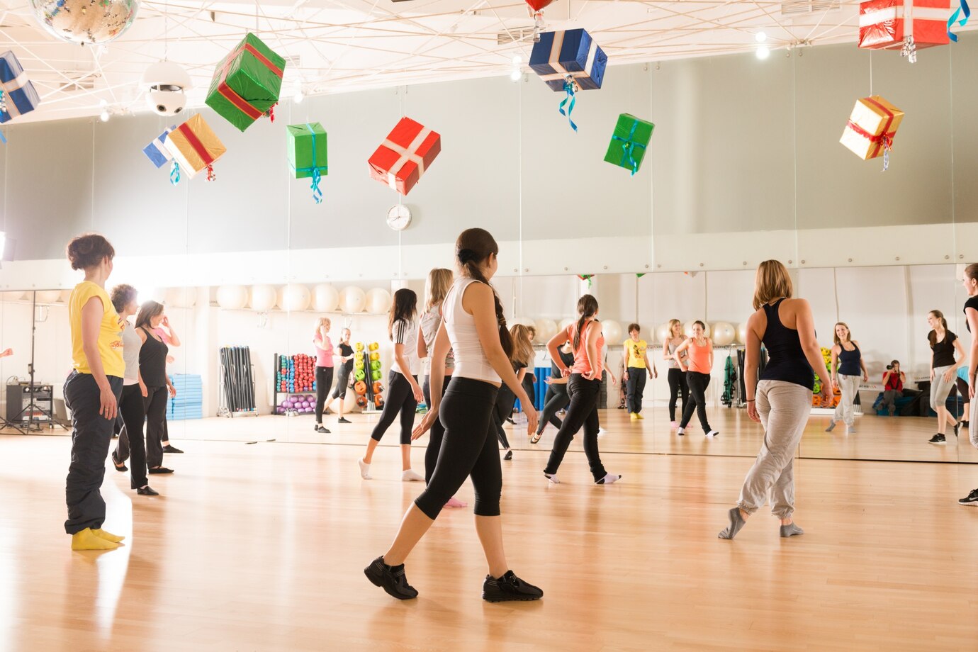 dance-class-women_1385-3183